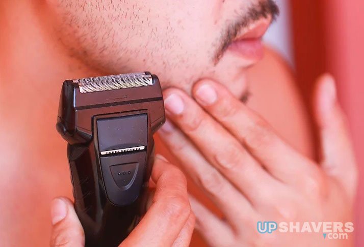 how to use an electric shaver on face